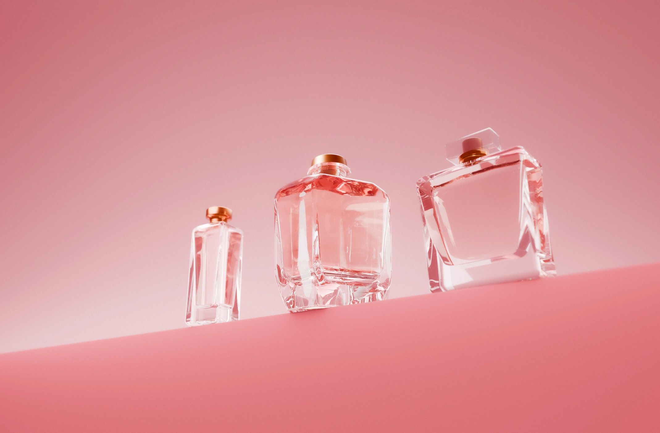 Frascos de fragancia de lujo presentados como inspiración para productos premium